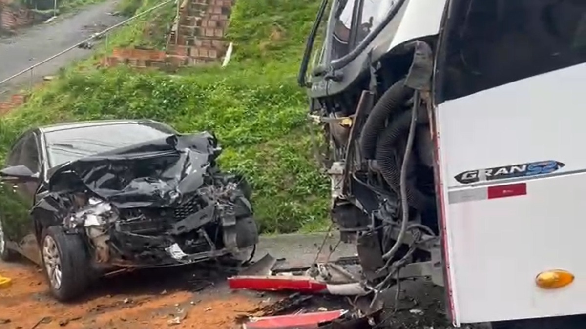 VÍDEO: motorista de 67 anos morre após colisão com micro-ônibus em Manaus
