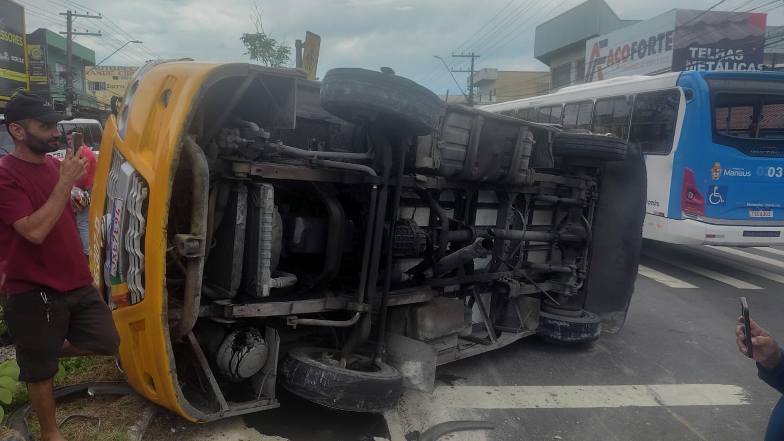 VÍDEOS: “Amarelinho” capota na avenida Autaz Mirim e deixa feridos em Manaus