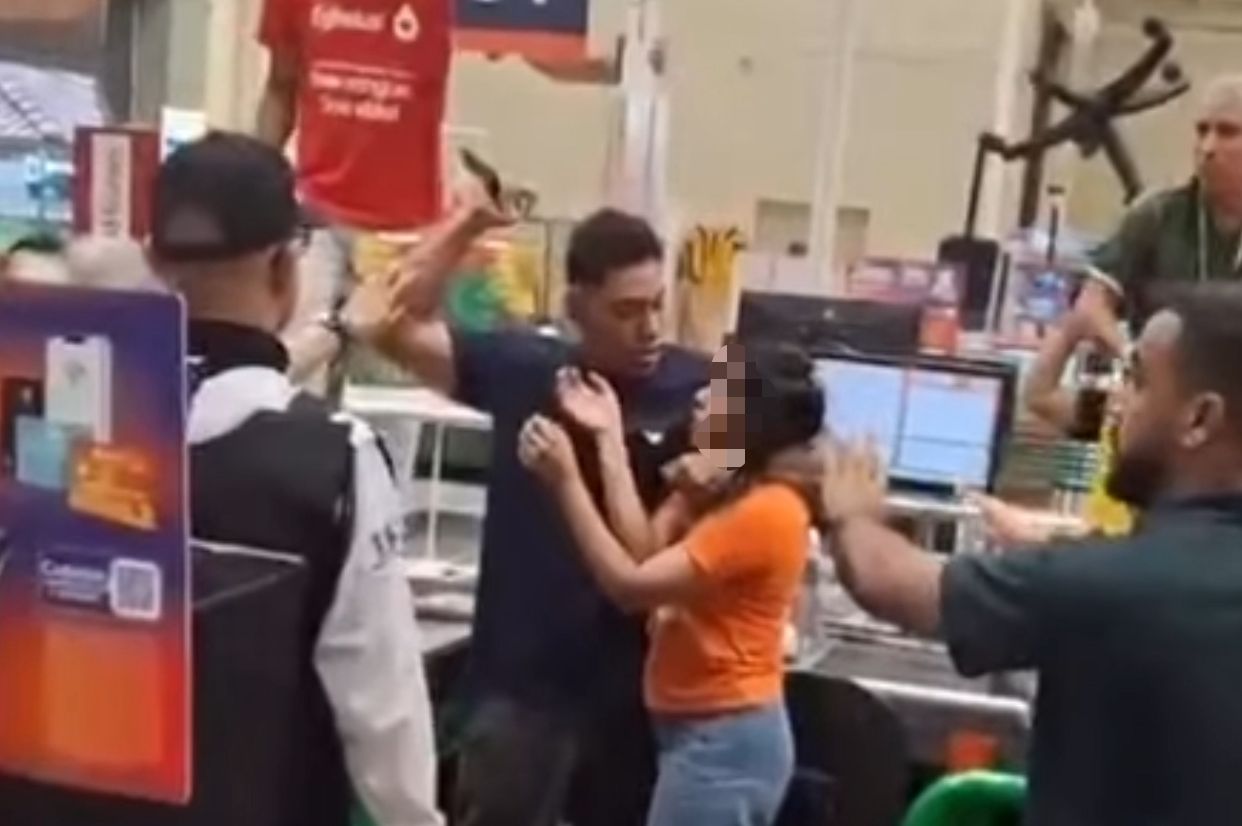 VÍDEO: Homem ameaça mulher com faca dentro de supermercado em Manaus