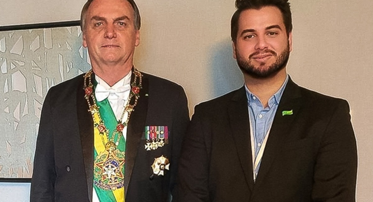 PF prende ex-assessor de Bolsonaro por descumprir proibição de redes sociais