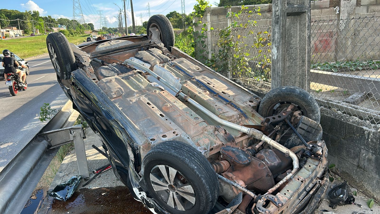 Celta capota na Avenida das Torres após motorista tentar evitar colisão