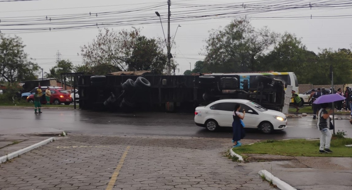Carreta tomba na zona sul de Manaus durante chuva