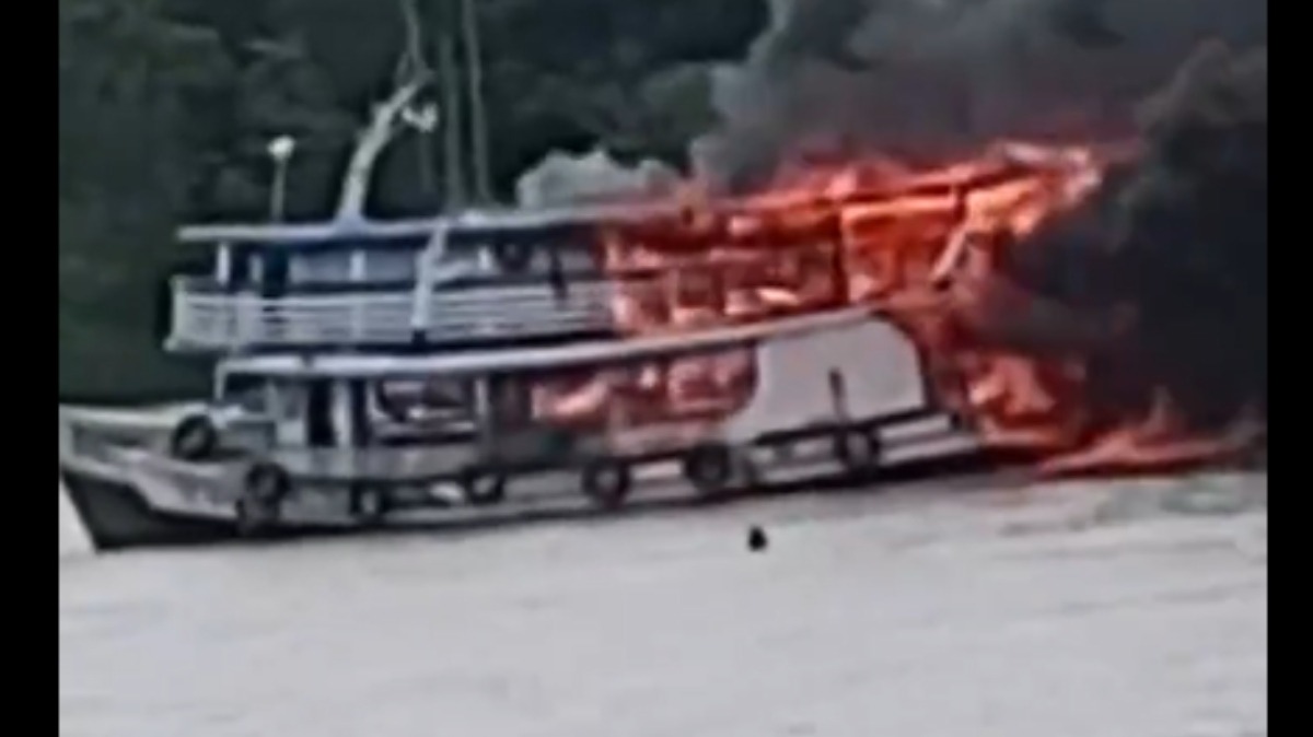 VÍDEO: barcos-tanque explodem no rio Solimões e deixam cinco feridos