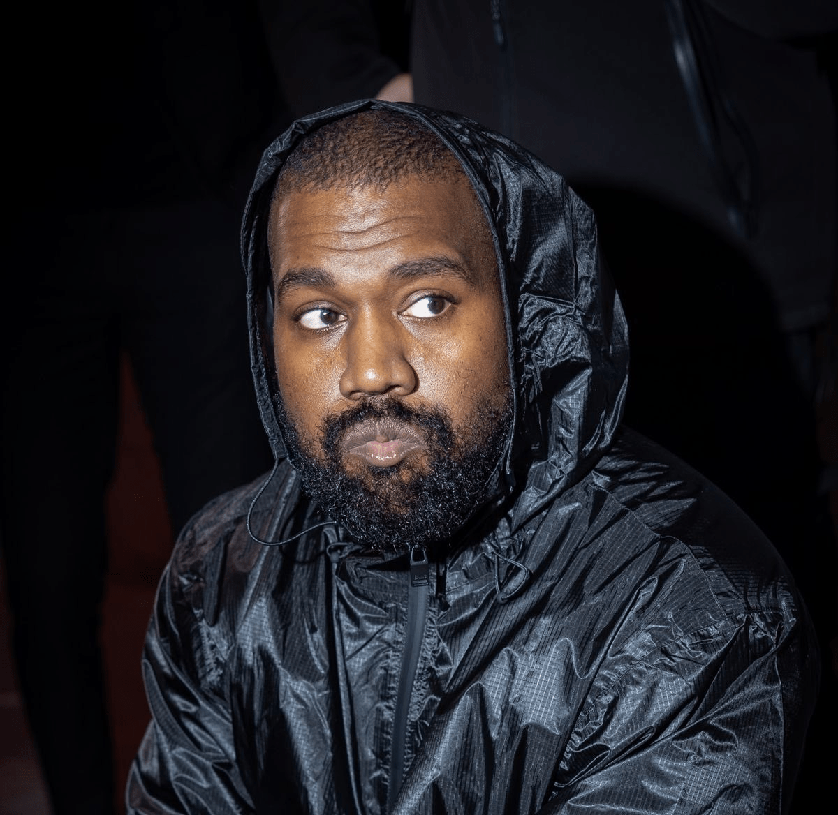 Kanye West pede desculpas por apologia ao nazismo em anúncio