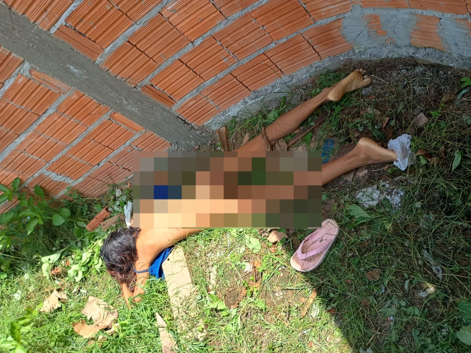 Mulher é encontrada morta em terreno na Zona Leste de Manaus