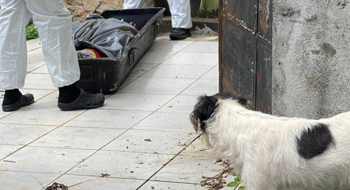 Vizinhos sentem mau cheiro e encontram homem morto em casa, em Manaus