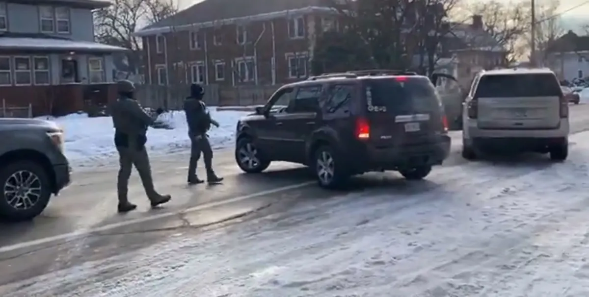 Vídeo mostra momento em que agente de imigração dos EUA atira e mata mulher