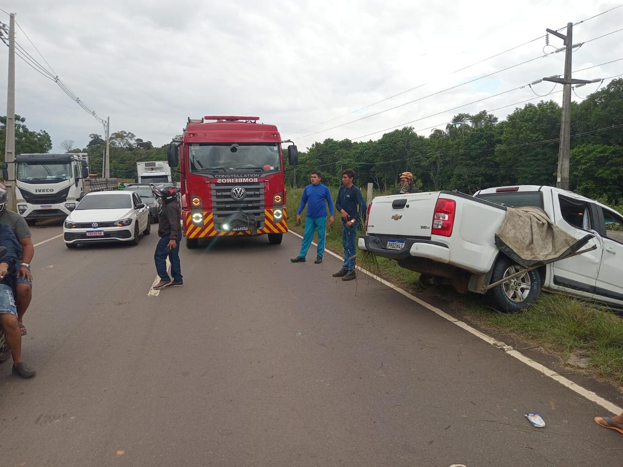 VÍDEO: Família fica ferida após picape capotar na AM-070, em Iranduba