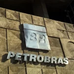 Petrobras reduz preço da gasolina A em 5,2% a partir de terça-feira (27)
