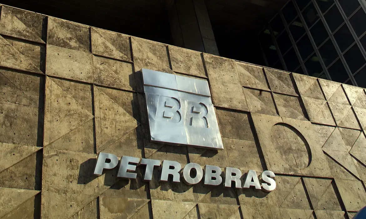 Petrobras reduz preço da gasolina A em 5,2% a partir de terça-feira (27)