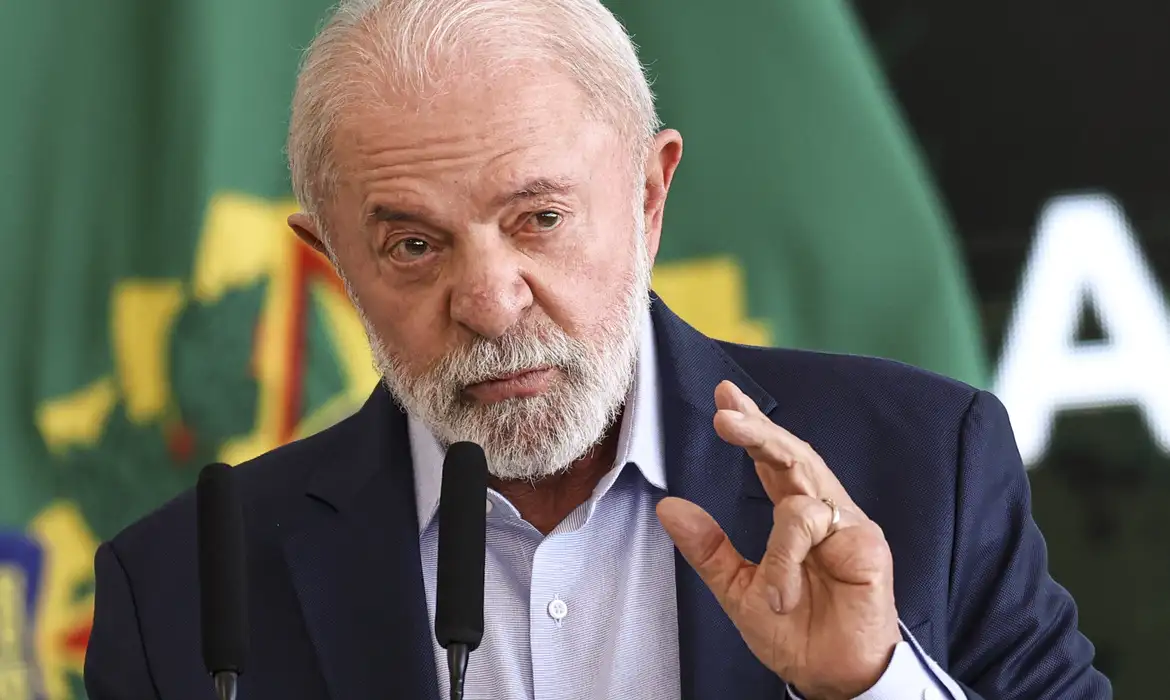 Governo Lula deve oficializar reajuste de R$ 18 no piso dos professores em 2026