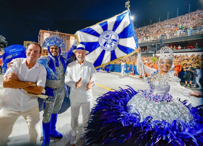 Oposição reage a desfile que homenageou Lula na Sapucaí