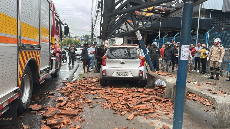 VÍDEO: Carro invade parada de ônibus e mata idoso em Manaus