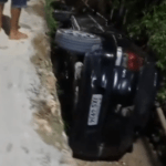 Família sai para visitar parente doente e carro cai em cratera em Manaus