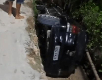 Carro cai em cratera aberta em rua da Zona Norte de Manaus e deixa mulher ferida