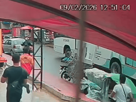 Motociclista é atropelado por ônibus após colisão na bairro Manoa em Manaus