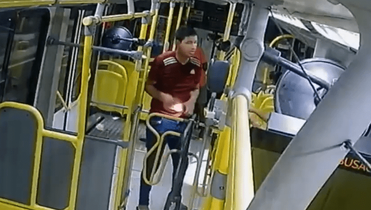 VÍDEO: Dupla que assaltou o ônibus da linha 602 é procurada pela polícia