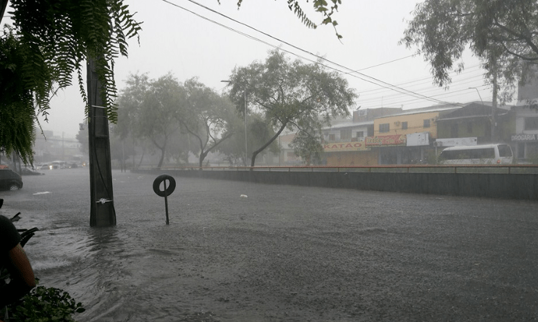 Chuva forte coloca Manaus em alerta para alagamentos e deslizamentos