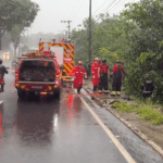 Casal é arremessado para área de mata após ser atingido por carro desgovernado em Manaus