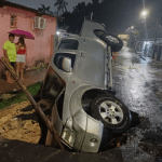 Carro é ‘engolido’ por cratera durante chuva em Manaus