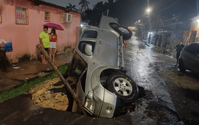Carro é 'engolido' por cratera em rua da zona Norte de Manaus