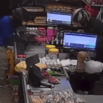 VÍDEO: Criminosos rendem clientes durante assalto em loja em Manaus