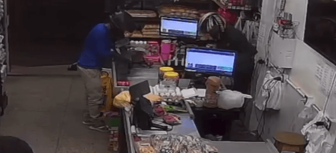 VÍDEO: Criminosos rendem clientes durante assalto em loja em Manaus