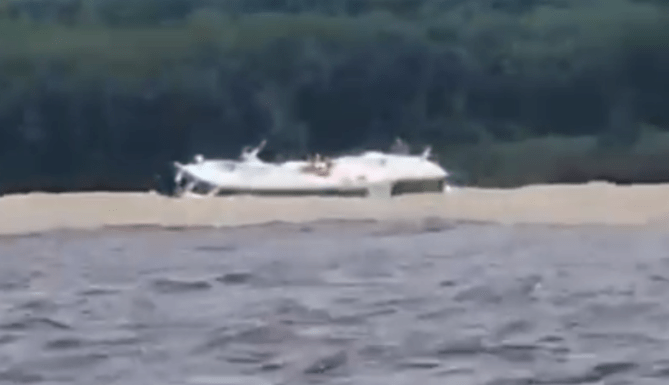 Vídeo mostra momento em que lancha começa a afundar no Encontro das Águas