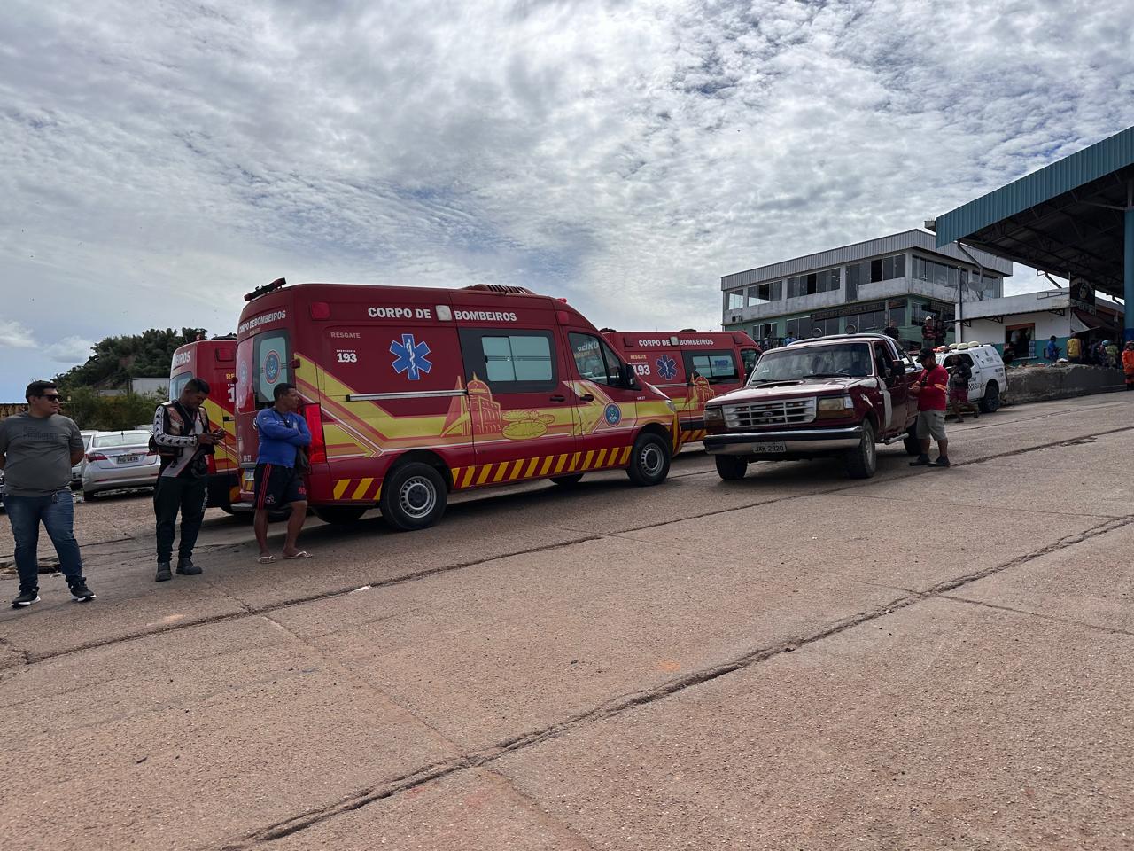 Bombeiros montam força-tarefa após naufrágio no Encontro das Águas, em Manaus