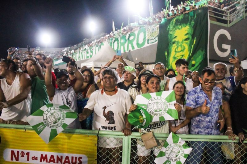 Desfiles das escolas de samba e Carnaboi reúne mais de 110 mil pessoas no Sambódromo