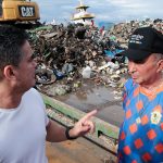 David Almeida lidera operação de retirada de 350 toneladas de lixo do rio Negro 