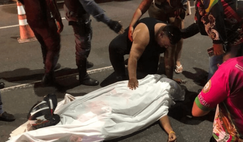 VÍDEO: motociclista morre ao bater em poste na avenida Max Teixeira, em Manaus