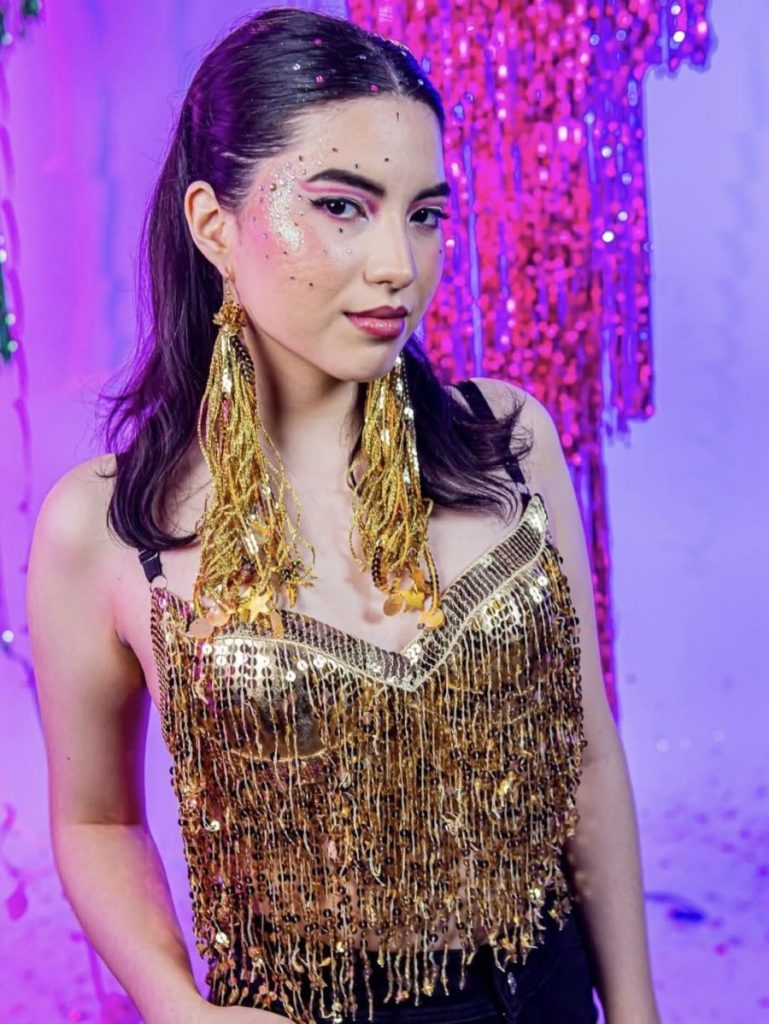 Tops e brincos confeccionados pela loja RanaBanana