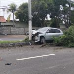 Vídeo: Carro colide com poste e causa congestionamento na avenida André Araújo