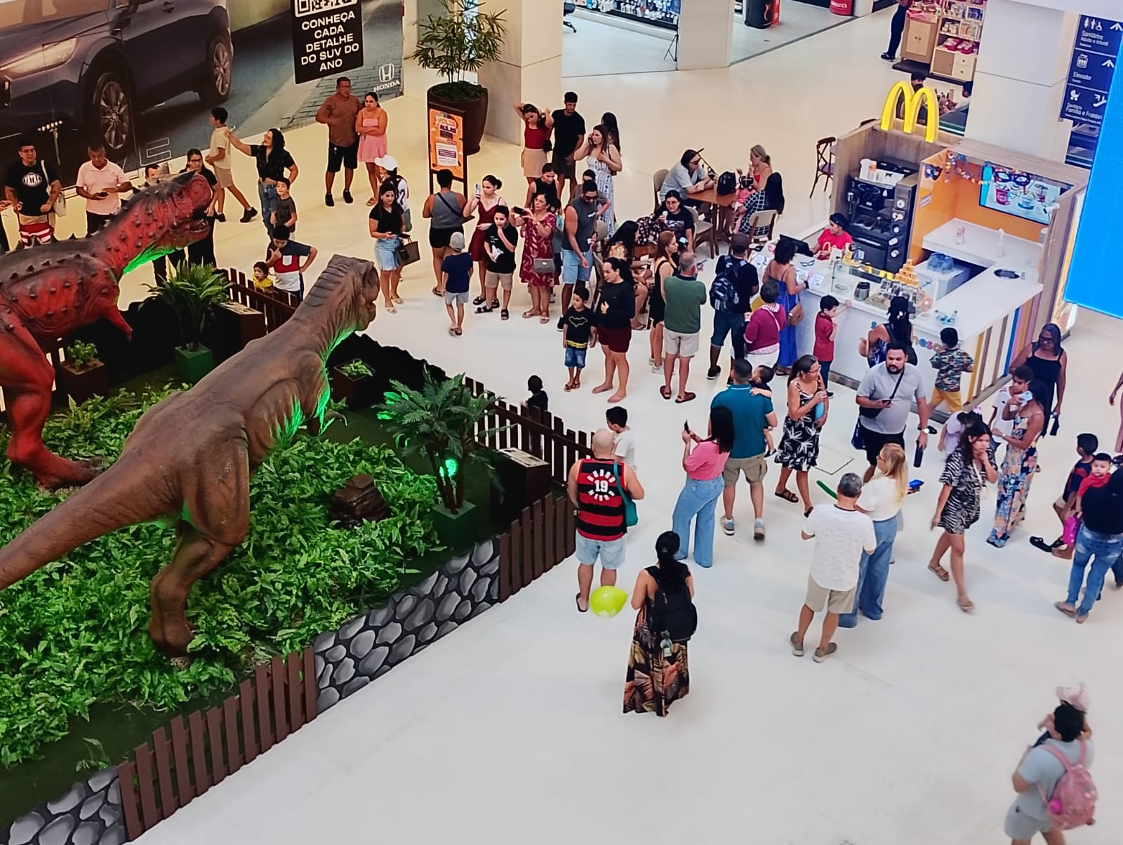 Concurso de fantasias de dinossauros acontece em shopping de Manaus