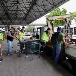 Entulhos e bancas abandonadas são retirados do T4