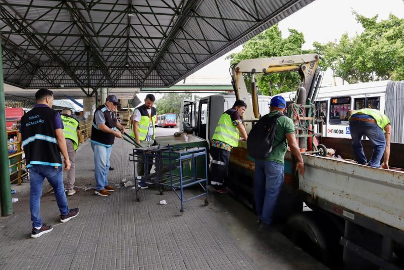 Entulhos e bancas abandonadas são retirados do T4