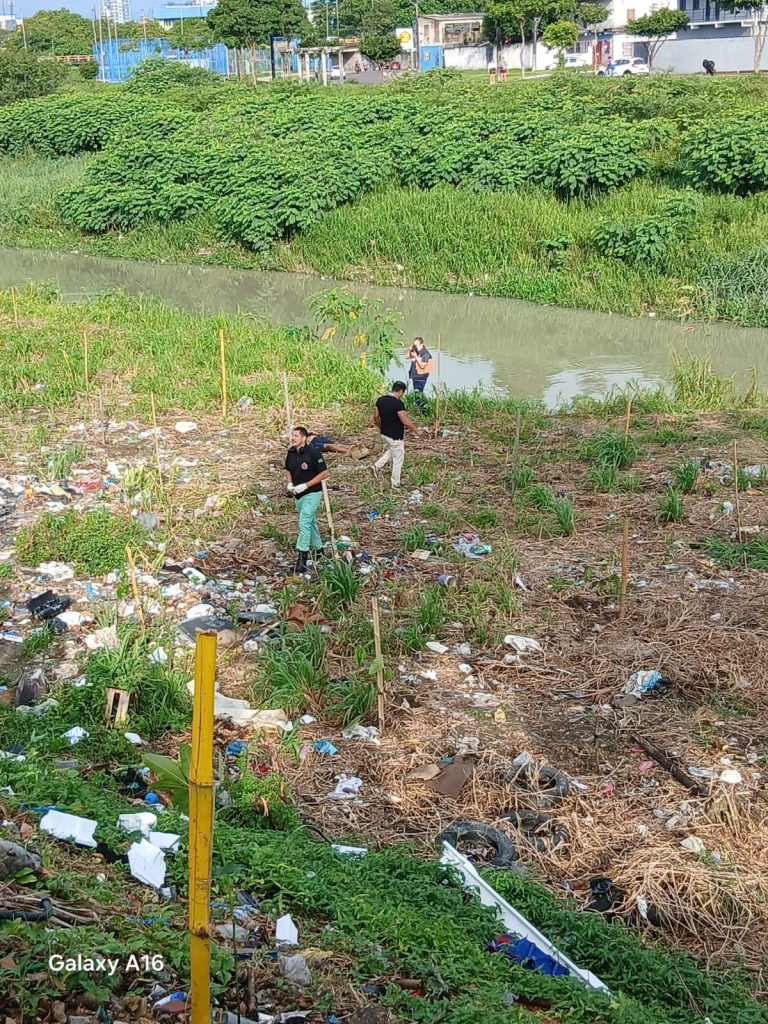 Homem é encontrado morto com facadas em área de mata no bairro Educandos