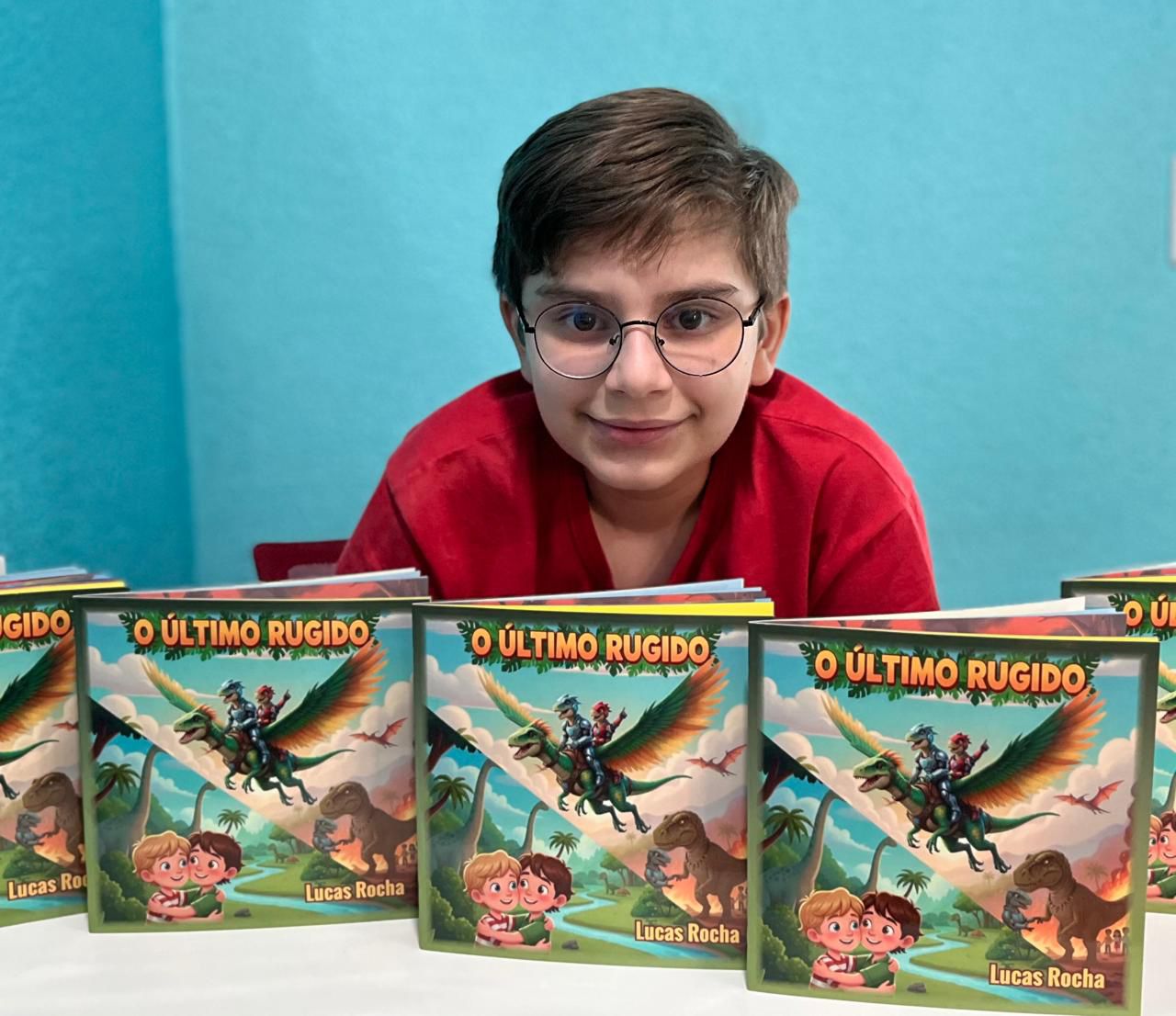 Jovem de 12 anos transforma jogo sobre dinossauros em livro infantojuvenil
