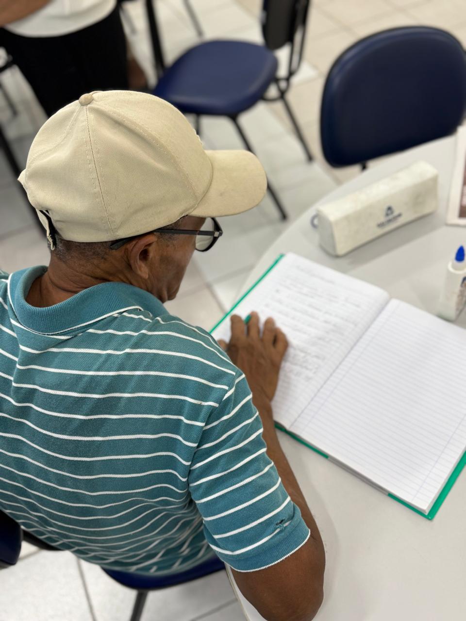 Instituto oferece curso gratuito de leitura e escrita para adultos