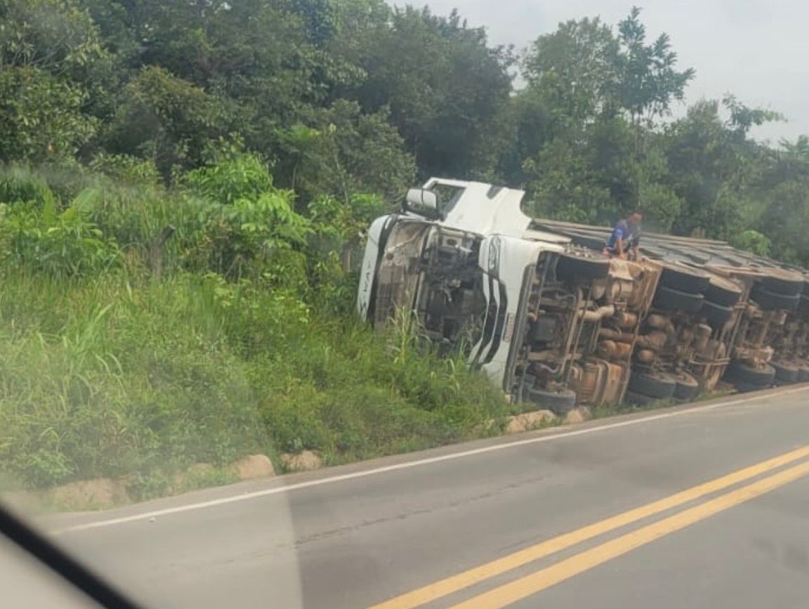 Carreta perde controle e tomba na BR-174