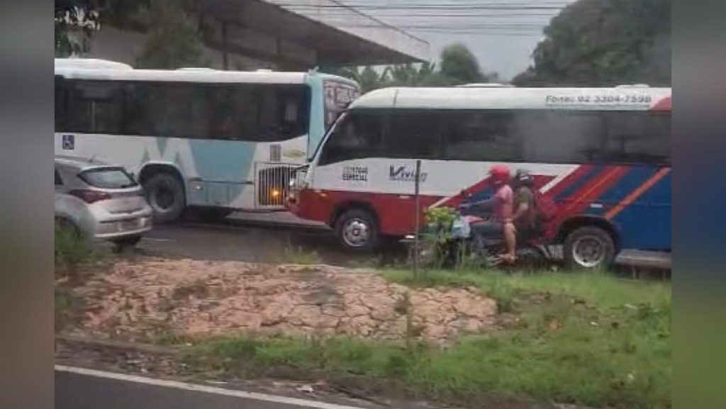 Micro-ônibus bate na traseira de ônibus durante chuva na zona Norte de Manaus