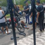 Acidente na Zona Leste de Manaus deixa motociclista ferido após colisão com guincho
