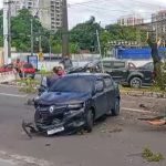 VÍDEO: Colisão destrói carros e derruba árvore em avenida de Manaus