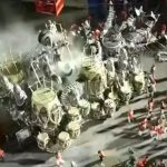 Homem sofre fratura grave após ser atropelado por carro alegórico