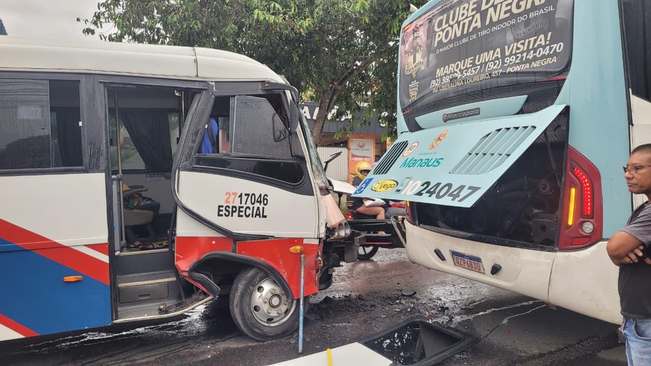 Dez vítimas são resgatadas após colisão entre micro-ônibus e ônibus em Manaus