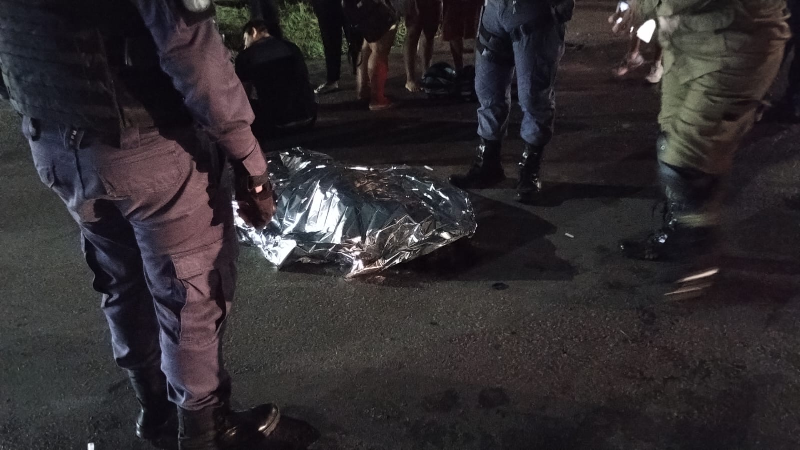 Jovem morre após moto bater em ônibus na AM-010, em Manaus