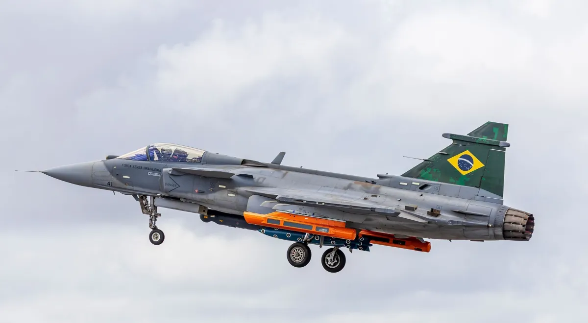 Brasil testa bomba disparada pelo caça Gripen em Natal