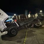 Carga de caminhão tomba e bloqueia acesso ao Porto Demétrio