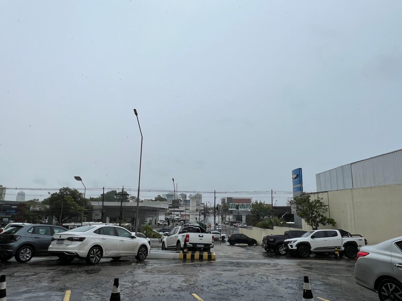 Chuva intensa em Manaus causa deslizamentos e riscos de desabamentos